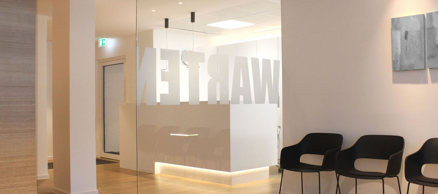 Designorientiertes Wartezimmer mit harmonischem Farbkonzept und freundlichem Ambiente.